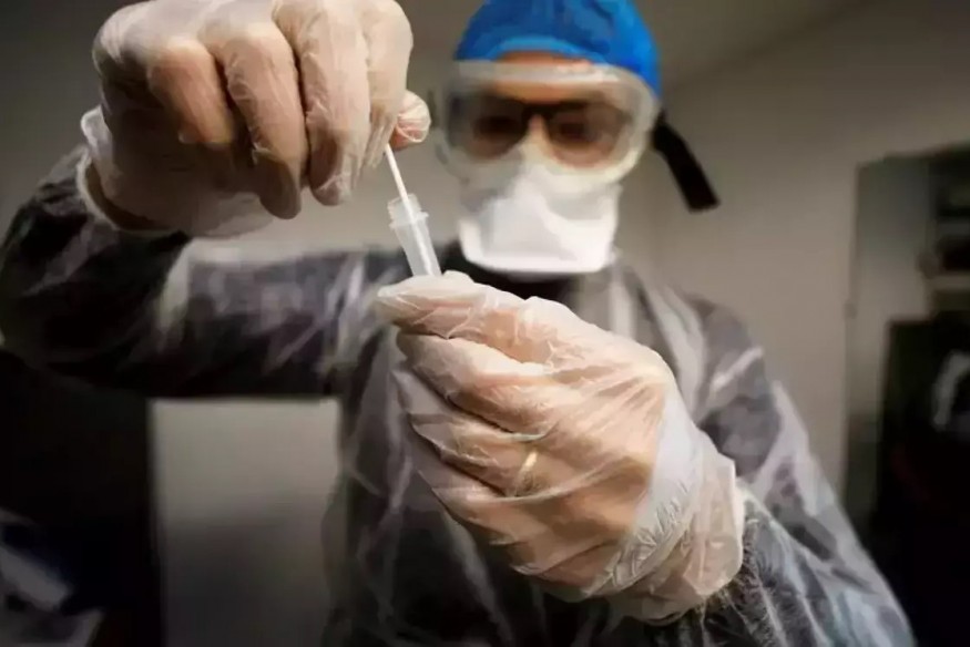 Un homme guéri après avoir été testé positif au Covid-19 pendant 411 jours