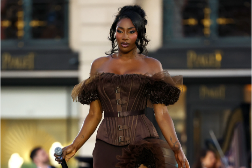 Aya Nakamura défile et chante pour Vogue